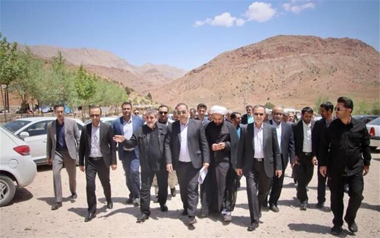 مشکلات مردم با حضور میدانی حل می‌شود نه با پشت میز نشینی