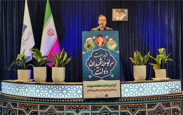 افراد با هر گرایش سیاسی باید با وحدت، حول محور نظام جمهوری اسلامی باشند