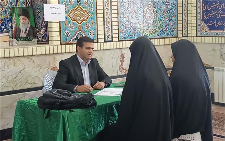 حضور فرماندار رزن به عنوان دبیر ریاضی در مصلای نماز جمعه