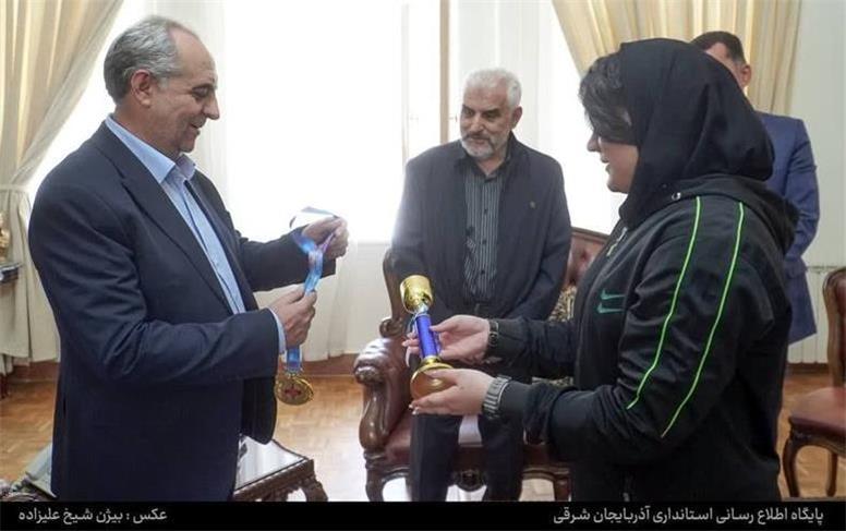 قهرمان کاراته کشور مدال طلای خود را به استاندار آذربایجان شرقی تقدیم کرد