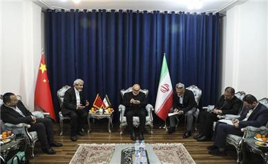 استاندار خوزستان: جمع‌آوری فلرهای نفتی و توسعه پنل‌های خورشیدی نسل جدید با مشارکت چین