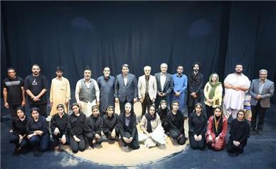 هنر زبان جامعه است و مسائل اجتماعی را می‌توان با تئاتر منتقل کرد